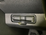 ハンドルの左下にETCがついています。高速道路の料金所の通過も楽々です。 カードの取り出しもしやすい場所についています。