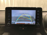 【バックモニター】駐車時に後方がリアルタイム映像で確認できます。大型商業施設や立体駐車場での駐車時や、夜間のバック時に大
