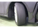 タイヤサイズはハイスペックな 235/55R19。未来感のあるスタイリッシュなデザインの純正アルミホイールを装着しています。