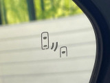 【ブラインドスポットモニター】走行中、ドアミラーの死角になりやすい箇所に後続車が接近するとサイドミラーのレンズに警告を表示!ドライバーに注意喚起をしてくれます。