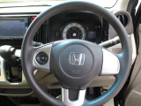 毎日触れるハンドル部分はこちら。運転手を守るエアバックも装備しているので、安心してお乗りいただけます。