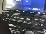 オートエアコン付きなので一度、気温を設定すれば自動的に過ごし易い温度に調整してくれますよ。 車内をいつでも快適空間にしてくれます。