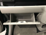 グローブボックス。