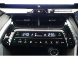 エアコンはオートタイプが装着済みです!オートモードにしておけば、車内温度を設定するだけで風の料や吹き出し口の切り替えを機械が行ってくれます!一年中快適な環境を作れますよ♪
