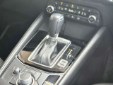 【オートブレーキホールド】停車中にブレーキペダルから足を放しても、ブレーキを自動的に制御して、車両の停車状態を保持する機能です。信号待ちなどの停車時に運転者の負担を軽減します。