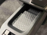 スマートフォンなどがスッキリ置けるセンターコンソールトレイです