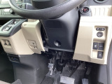 左側に高速で便利なETCがあり、横滑りを防ぐVSAなどのスイッチは、運転席の右側、手の届きやすい位置にあります。