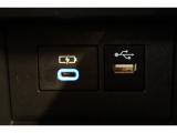 通信/給電用USBと、給電用USB(Type-C)が装備されています。iPhoneやスマートフォンを繋いで音楽を再生したり、充電したり。車内にあると便利なアイテムのひとつですね!