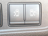 【両側パワースライドドア】スマートキーや運転席のスイッチで後席両側スライドドアの開閉が可能♪電動だから力を入れてドアを開ける必要が無く、小さなお子様でも簡単に開け閉めでき快適です♪