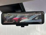 【インテリジェントルームミラー】はリアカメラが車両後方を映し出すので、いつでもクリアな後方視界を確保!夜間や悪天候の運転でも安心です♪