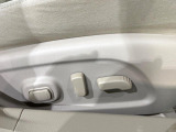 【パワーシート】スイッチ一つで簡単にシートの微調整が可能!電動だから力もいりません!快適なシートポジションにセットして、快適なドライブをお楽しみください。【パワーシート】スイッチ一つで簡単にシートの微