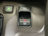 パーキングブレーキはスマートな電子制御式と合わせて渋滞時等にブレーキペダルから足を離しても停車状態を保持してくれるオートブレーキホールド機能で運転が楽になります。スタートはアクセルペダルを踏むだけ