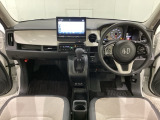 車内は光触媒抗菌消臭施工済です。インパネ周りはスタイリッシュなデザインで機能や装備も充実しています。グローブボックスやカップホルダーのほかにトレーなどたくさんの収納スペースが付いています。
