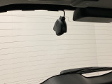 後方にもドライブレコーダーのカメラが付いています。前後両方でお車の周りを監視・記録いたします。