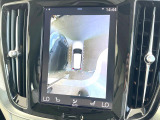 【360&deg;ビューカメラ】4台の高解像度カメラで360度の鳥瞰図を表示。隣の車や壁、死角にある障害物などを画面で確認できるため、狭いスペースでの駐車・出入りも安心です。