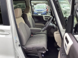 フロント広々、ベンチシートの運転席は、ハイトアジャスターが付いているので、快適にドライブができます。ハンドルはチルトステアリングで、ハンドル位置を上下に調節できます。