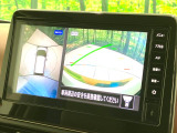【アラウンドビューモニター】専用のカメラにより、上から見下ろしたような視点で360度クルマの周囲を確認することができます☆死角部分も確認しやすく、狭い場所での切り返しや駐車もスムーズに行えます。