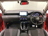 車内は光触媒抗菌消臭施工済です。インパネ周りはスタイリッシュなデザインで機能や装備も充実しています。グローブボックスやカップホルダーのほかにトレーなどたくさんの収納スペースが付いています。