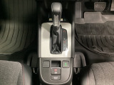 「e:HEV」は、モーター走行を中心にしながら電気エネルギーやエンジン動力を最も効率よく使い分けることができる賢いハイブリッドシステムです。サイドブレーキはスイッチ操作の電子制御パーキングブレーキです