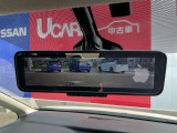【インテリジェント ルームミラー】後方のカメラ映像をミラー面に映し出して。クリアな後方視界を確保します。