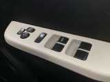 ラクラク操作のパワーウインドウ付きです。運転席はワンタッチオート機能付きです。また、電動格納ドアミラーも装着、狭い駐車スペースなどでの使用時に大変便利です。