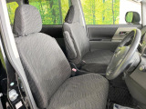 運転席まわりには十分なスペースがあり、大柄な方でもゆったり運転していただける環境です。