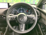 【ステアリングヒーター】冬場に冷たくなりやすい革巻きステアリングを、スイッチ一つで素早く適温に!エアコンよりも早く温まってくれるので、寒い日の運転も快適になりますね♪