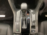CVT車のセレクトレバーです。低速から高速まで、変速ショックのないスムーズな走りと、エンジン効率のよい領域を維持して燃費にも貢献します。サイドブレーキはスイッチ操作の電子制御パーキングブレーキです。