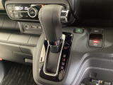 CVT車のセレクトレバーです。低速から高速まで、変速ショックのないスムーズな走りと、エンジン効率のよい領域を維持して燃費にも貢献します。