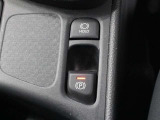 「HOLD」スイッチを押し、システムONの状態にしておくことで、渋滞や信号待ちなどでブレーキを踏んで停車した時にブレーキを保持。アクセルを踏むと解除されます。