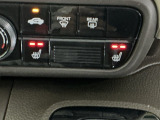 運転席/助手席シートヒーターで寒い日もすぐに温かくなり快適に過ごせます。2段階の温度調整が可能です