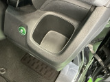 ドリンクホルダー/小物入れにもなって便利です