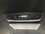 【 後席エアコン 】後席にもエアコンがついておりますので、車内全体を快適な温度に調節いただけます♪//