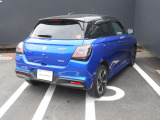全周囲カメラが付いています。後ろはもちろん隣の駐車ラインまで見れますので車庫入れが簡単で楽しくなりそうです。