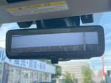 【スマートリヤビューミラー】後席の大きな荷物や同乗者で後方が確認しづらい時でも安心!カメラが撮影した車両後方の映像をルームミラー内に表示。クリアな視界で状況の確認が可能です!