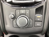 手元を見なくてもノールックで直感的に操作が出来るコマンダーコントロールはドライバーの気持ちに寄り添える様にと、マツダの考え方を具現化したひとつの例です。