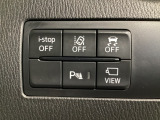 運転席脇のクラスタースイッチ部分にはカメラ切り替えスイッチ、パーキングセンサーその他走行系スイッチを集中配置しております。