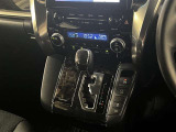 左右独立コントロールフルオートエアコンで車内はいつでも快適!気持ちよく操作できるゲート式シフトレバー!