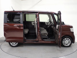 Honda独自のセンタータンクレイアウト、低床設計で床が低くドアも大きく開きますので、女性やお子様、ご年配の方にも一段と乗り降りがしやすくなっています。