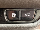 【パワーバックドア】スマートキーや運転席のボタンを押すだけでリアゲートが自動で開閉します!荷物を持っている時や、高い位置にあるバックドアを閉める際に便利な機能です♪