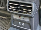 後席エアコン吹出口の下には、USBコネクターが2つ装備されております