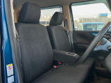 運転席まわりには十分なスペースがあり、大柄な方でもゆったり運転していただける環境です。