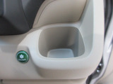 運転席右側のドリンクホルダーです。