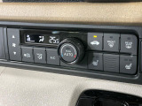 【オートエアコン】一度お好みの温度に設定すれば、車内の温度を検知し風量や温度を自動で調整。暑い&hellip;寒い&hellip;と何度もスイッチ操作をする必要はありません。快適な車内空間には必須の機能ですね♪