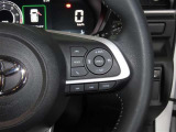 ステアリングスイッチ付きで、運転中に視線を前に向けたまま操作できます。