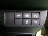 パワーテールゲートの開閉、パーキングセンサーや横滑りを防ぐVSA等のスイッチ類は運転席の右側、手の届きやすい位置にあります。
