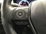 ステアリングスイッチ付きで、運転中に視線を前に向けたまま操作できます。