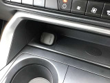 コックピットにある操作機器、情報などすべての要素をドライバー中心に左右対称に配置し、同時にそれらがドライバーに正対する造形とすることで、人とクルマの一体感を感じさせます。