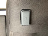 運転席の後ろには外部入力や充電可能なUSB端子がついています。横のポケットにスマートフォンなどを差し込んで移動中に充電もできるので便利です。