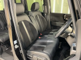 乗降がしやすい運転席。高さが調節できて小柄な方でも運転しやすいポジションをとることができます。